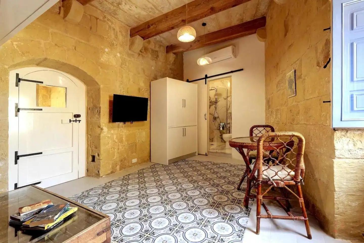 Historic Hideaways - 900 Year Old Converted Studios Victoria Exteriör bild