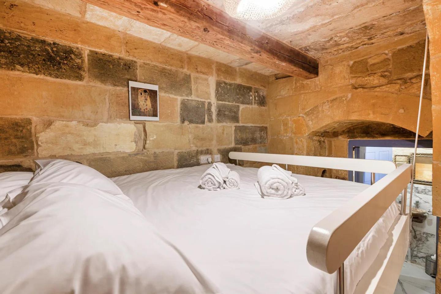 Historic Hideaways - 900 Year Old Converted Studios Victoria Exteriör bild