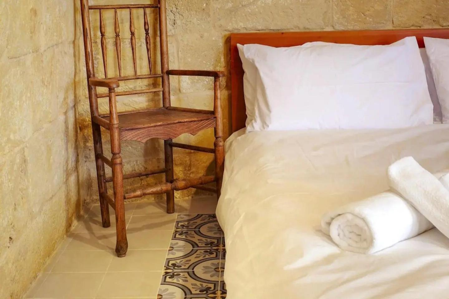 Historic Hideaways - 900 Year Old Converted Studios Victoria Exteriör bild