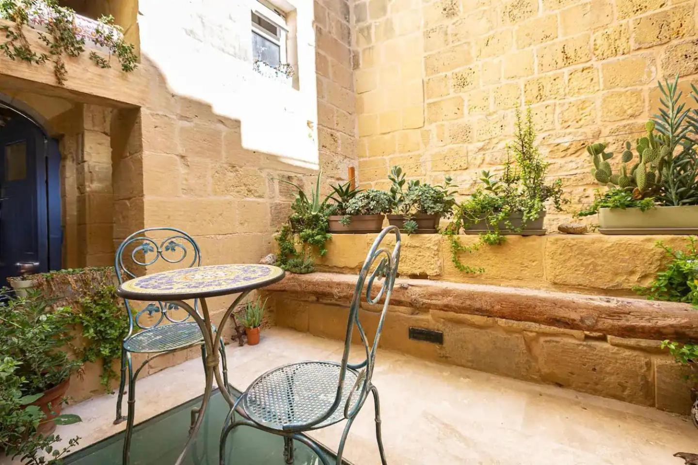 Historic Hideaways - 900 Year Old Converted Studios Victoria Exteriör bild