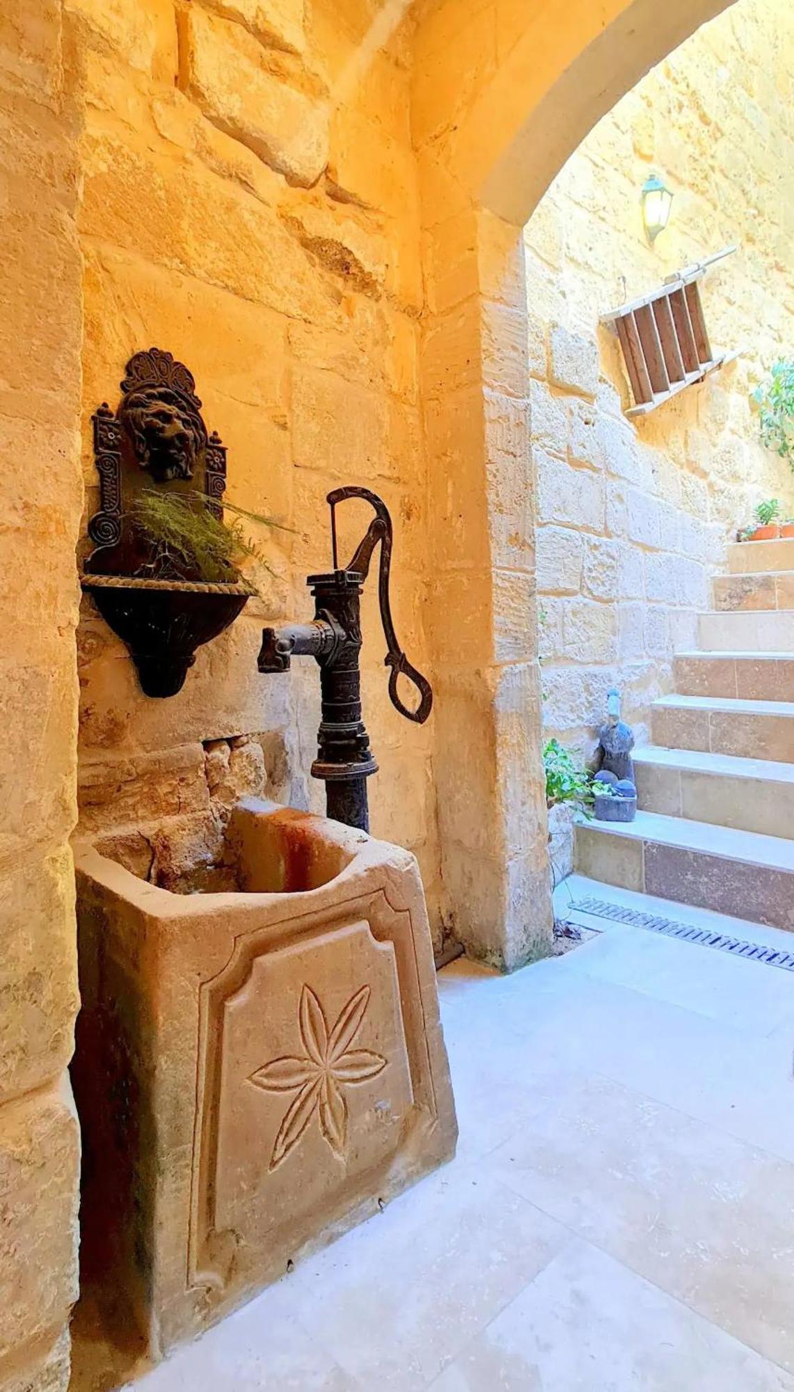 Historic Hideaways - 900 Year Old Converted Studios Victoria Exteriör bild