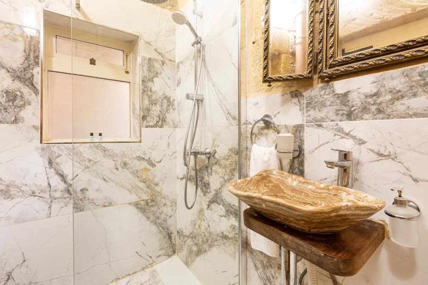 Historic Hideaways - 900 Year Old Converted Studios Victoria Exteriör bild