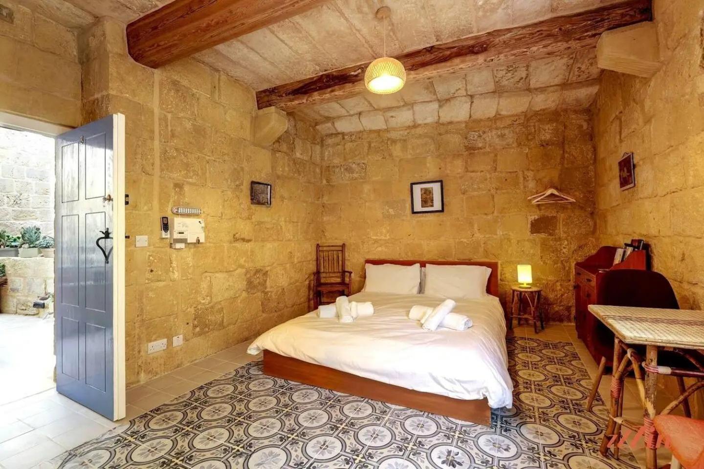 Historic Hideaways - 900 Year Old Converted Studios Victoria Exteriör bild