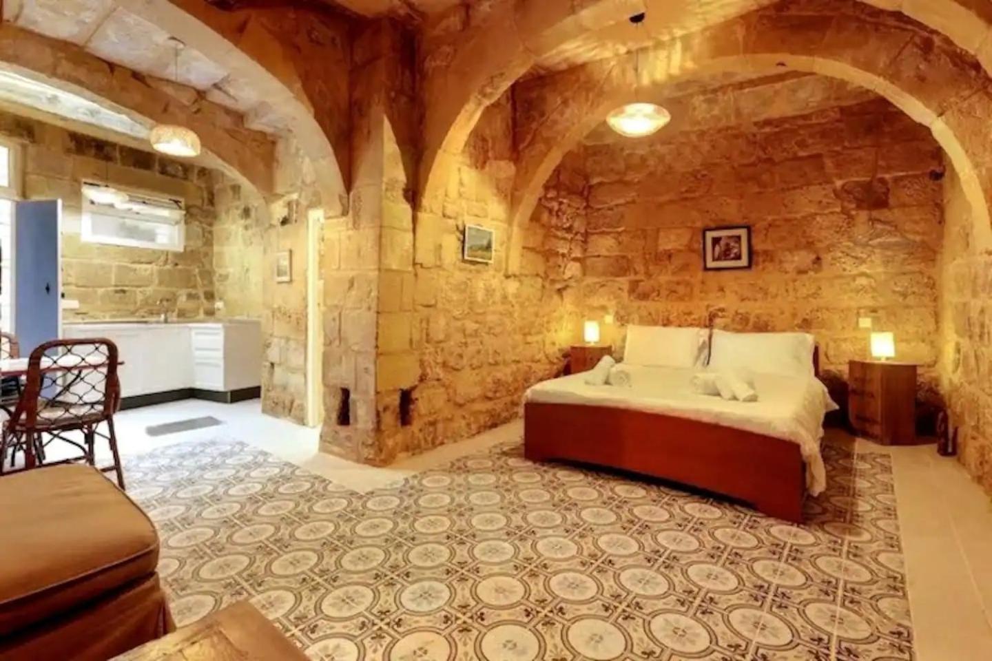 Historic Hideaways - 900 Year Old Converted Studios Victoria Exteriör bild