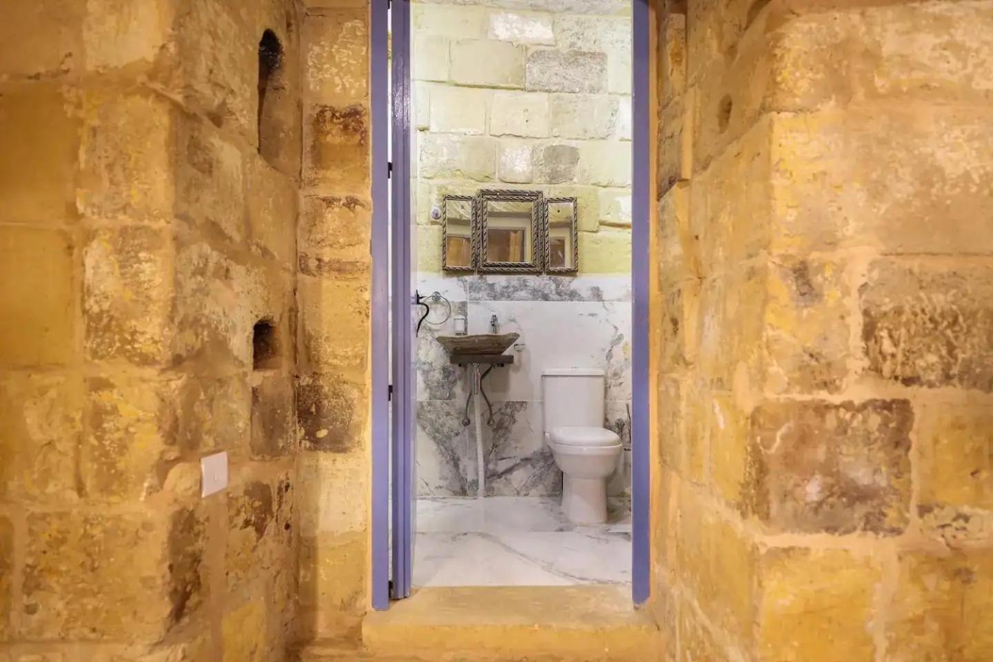 Historic Hideaways - 900 Year Old Converted Studios Victoria Exteriör bild