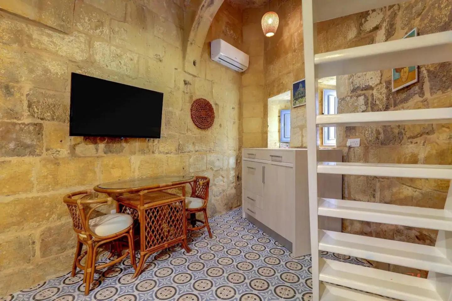 Historic Hideaways - 900 Year Old Converted Studios Victoria Exteriör bild