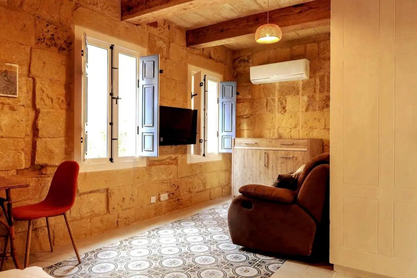 Historic Hideaways - 900 Year Old Converted Studios Victoria Exteriör bild