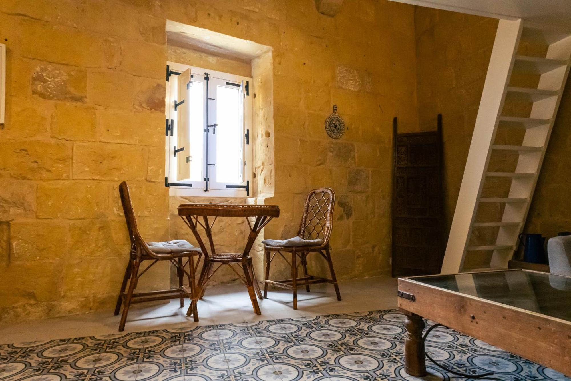 Historic Hideaways - 900 Year Old Converted Studios Victoria Exteriör bild