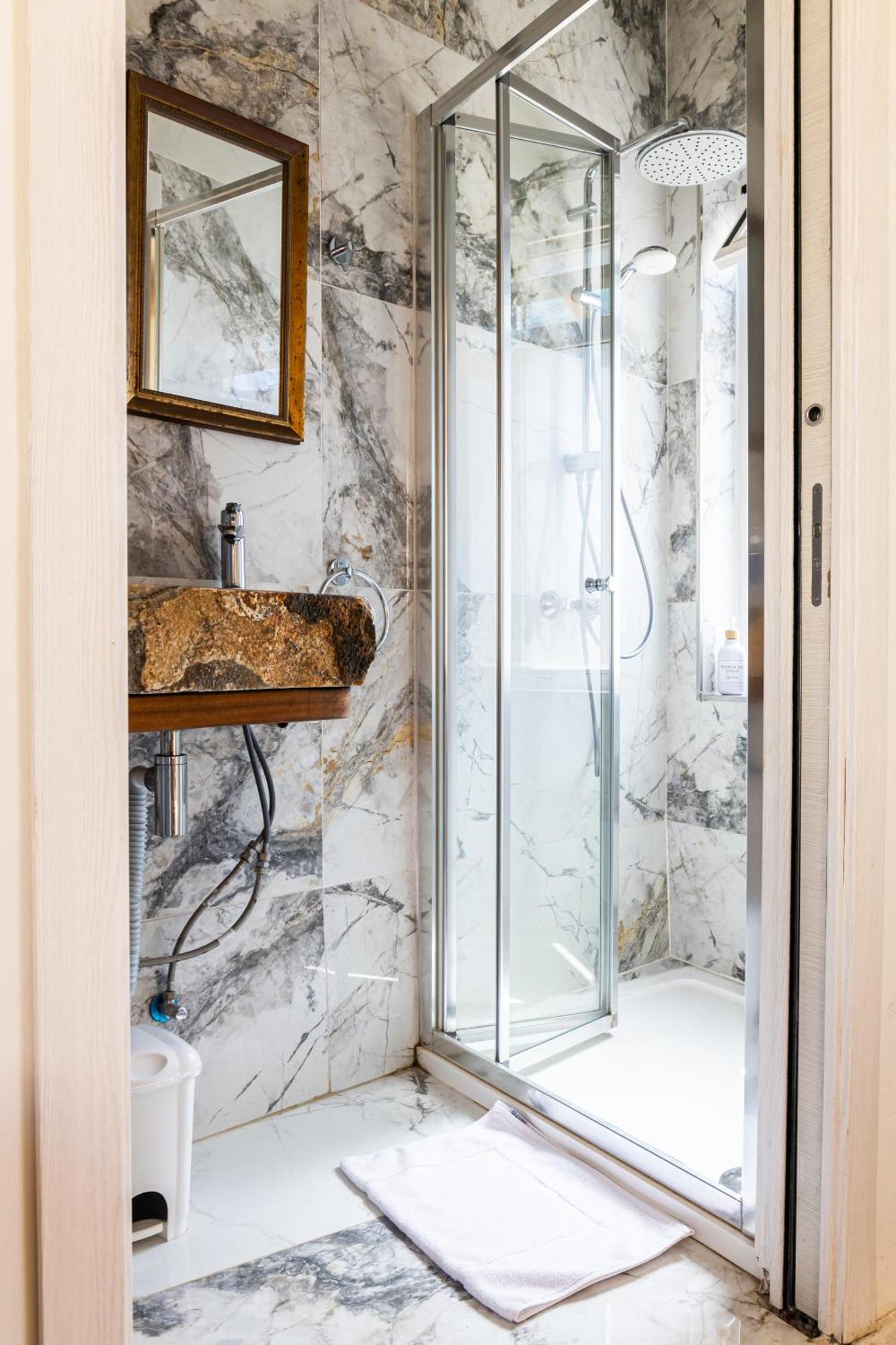 Historic Hideaways - 900 Year Old Converted Studios Victoria Exteriör bild