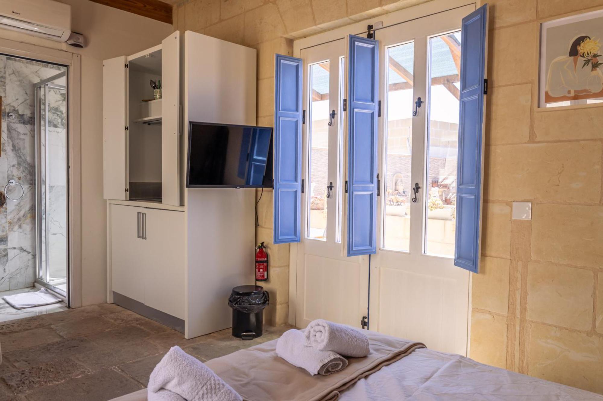 Historic Hideaways - 900 Year Old Converted Studios Victoria Exteriör bild