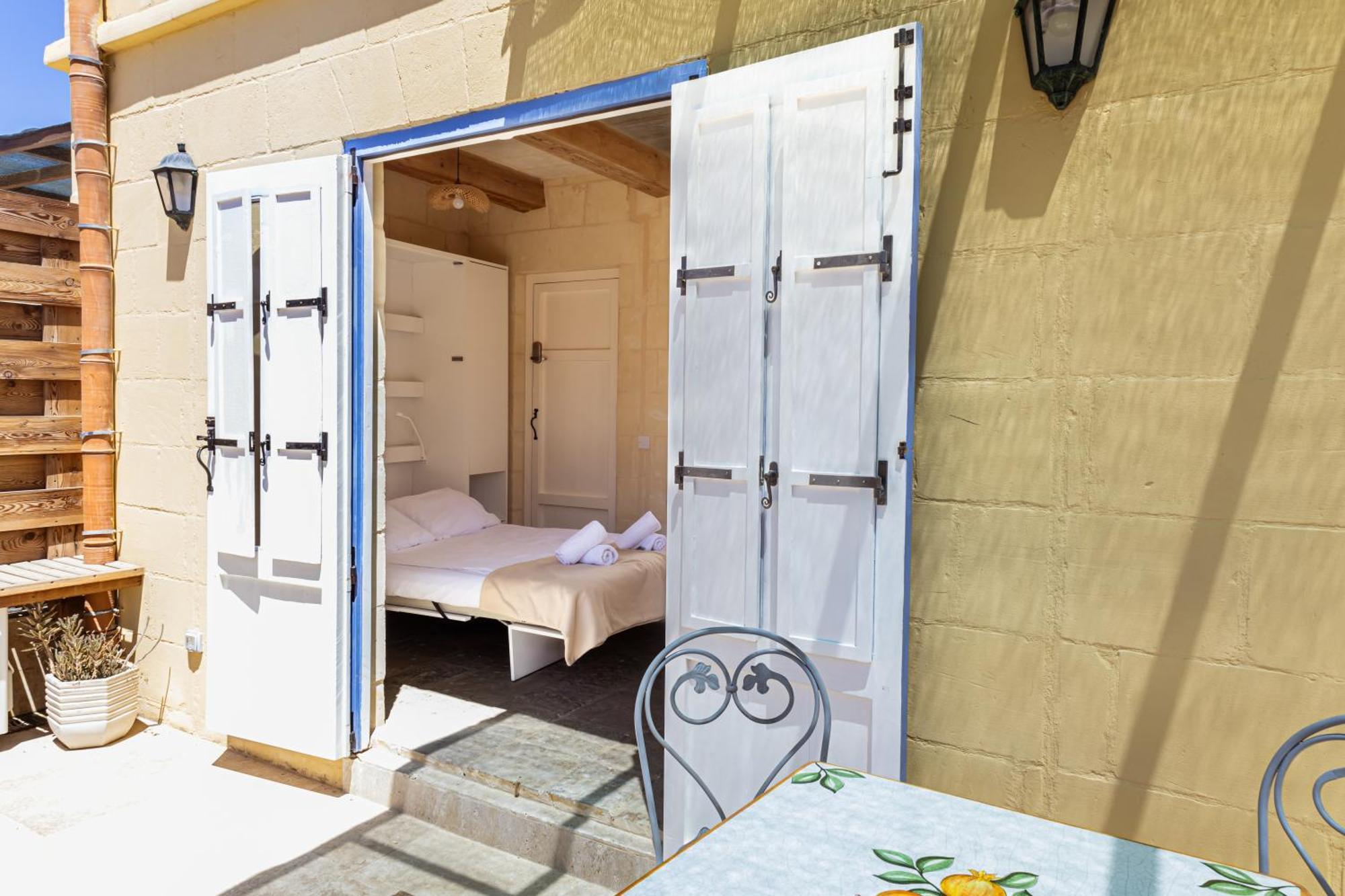 Historic Hideaways - 900 Year Old Converted Studios Victoria Exteriör bild