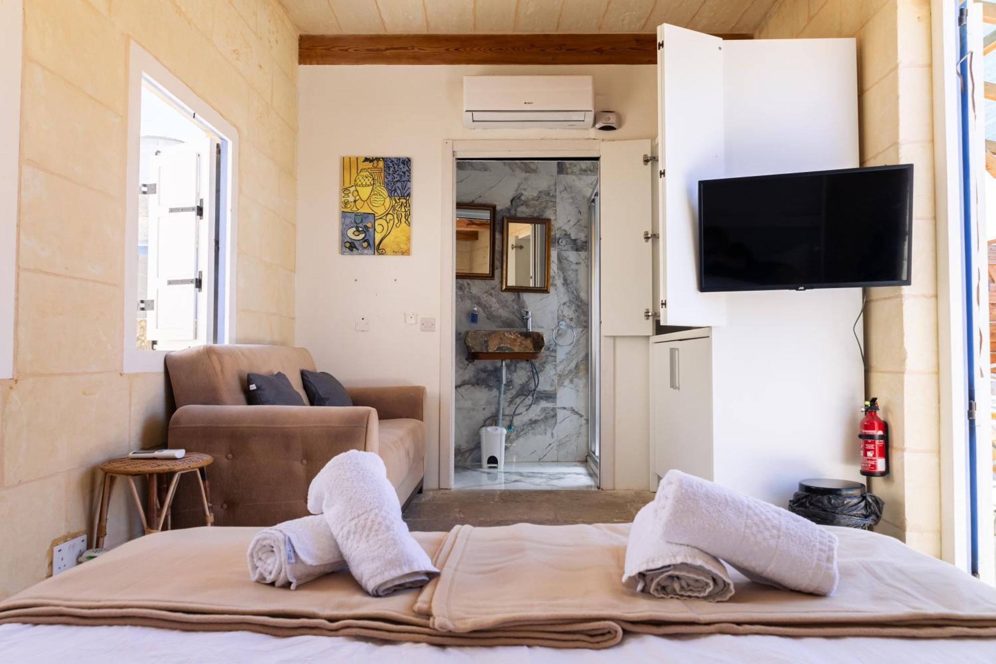 Historic Hideaways - 900 Year Old Converted Studios Victoria Exteriör bild