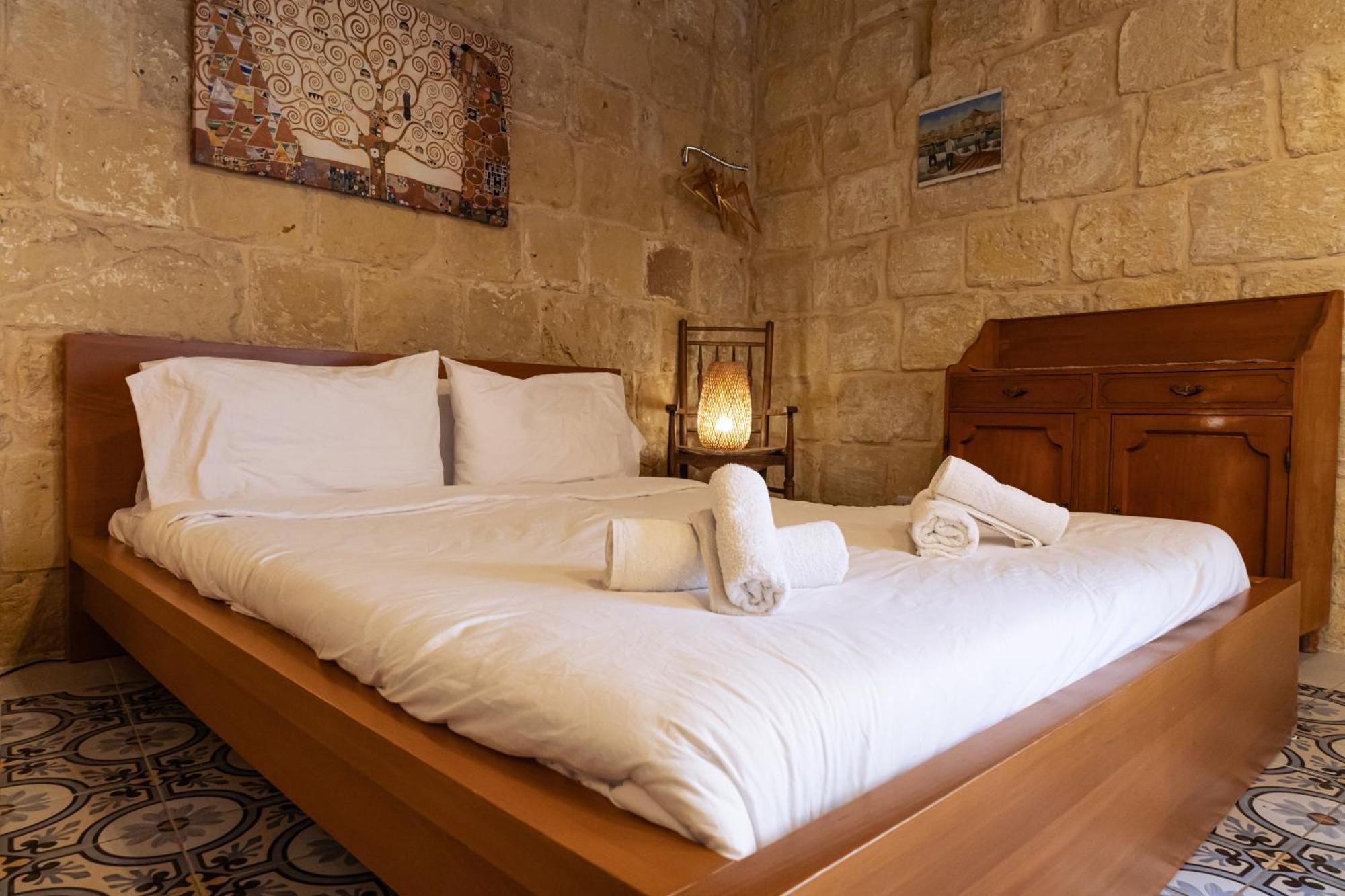 Historic Hideaways - 900 Year Old Converted Studios Victoria Exteriör bild