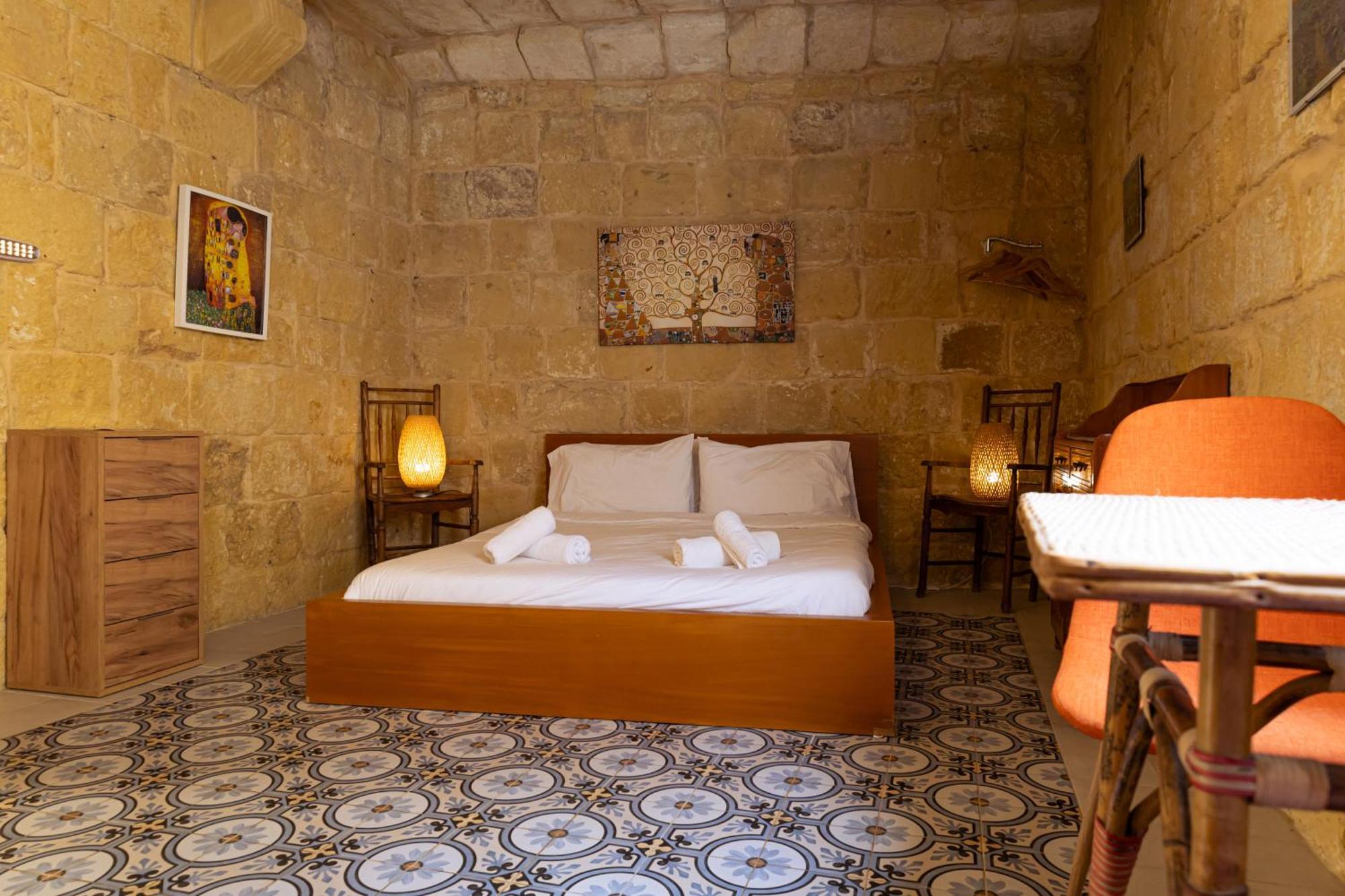 Historic Hideaways - 900 Year Old Converted Studios Victoria Exteriör bild