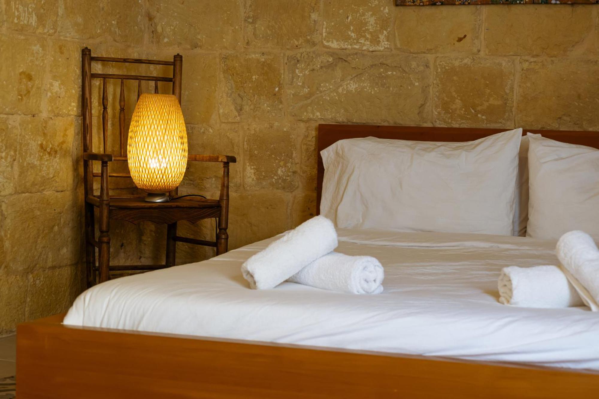 Historic Hideaways - 900 Year Old Converted Studios Victoria Exteriör bild