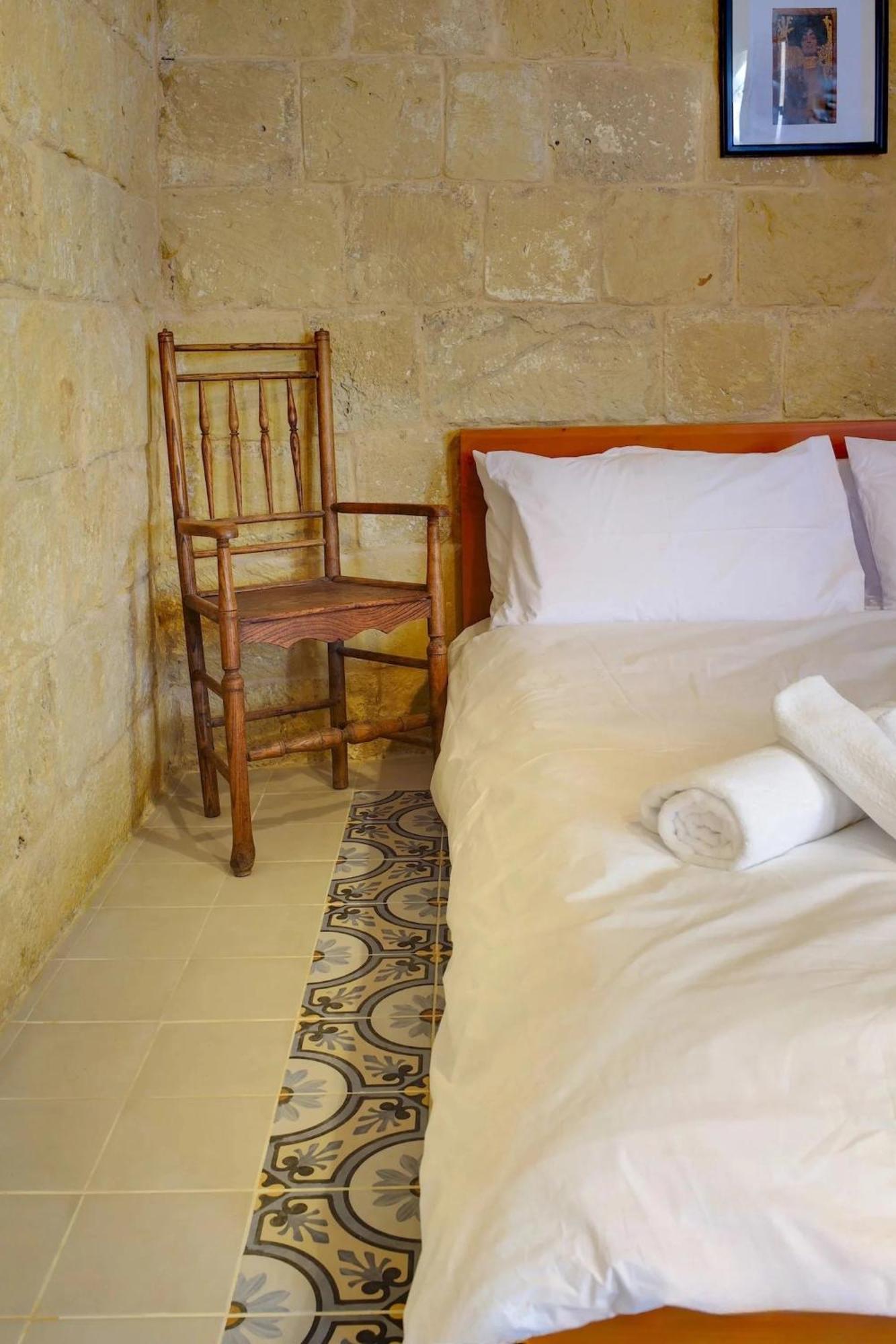 Historic Hideaways - 900 Year Old Converted Studios Victoria Exteriör bild