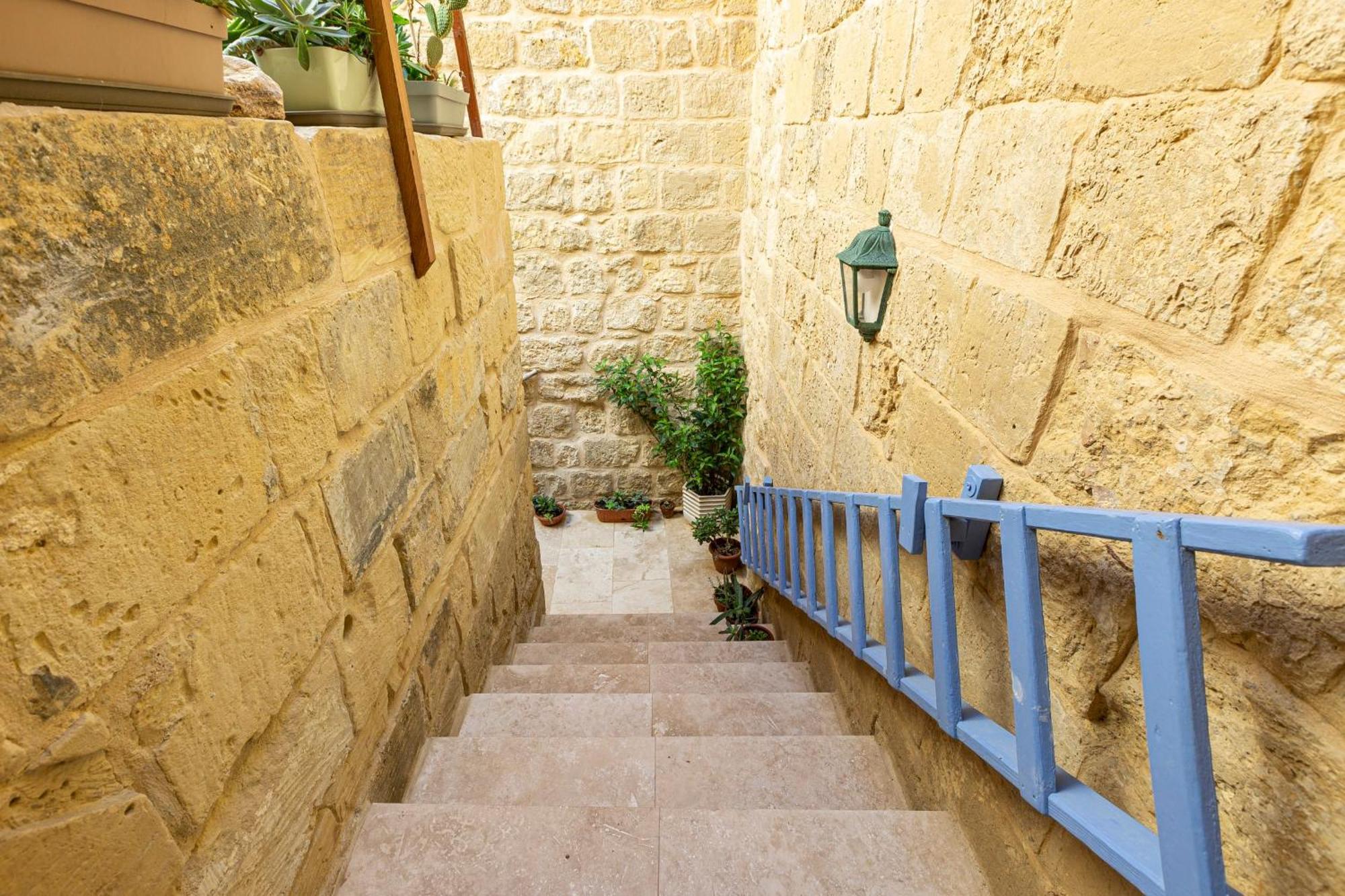Historic Hideaways - 900 Year Old Converted Studios Victoria Exteriör bild