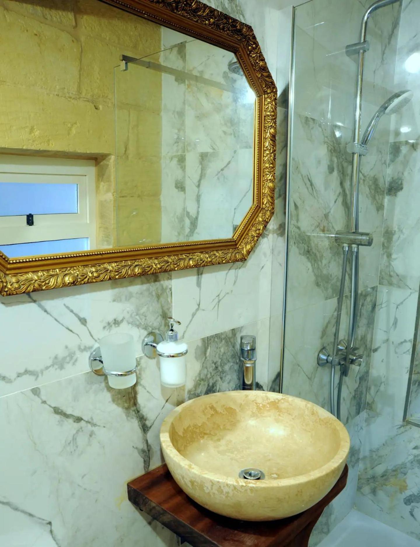 Historic Hideaways - 900 Year Old Converted Studios Victoria Exteriör bild