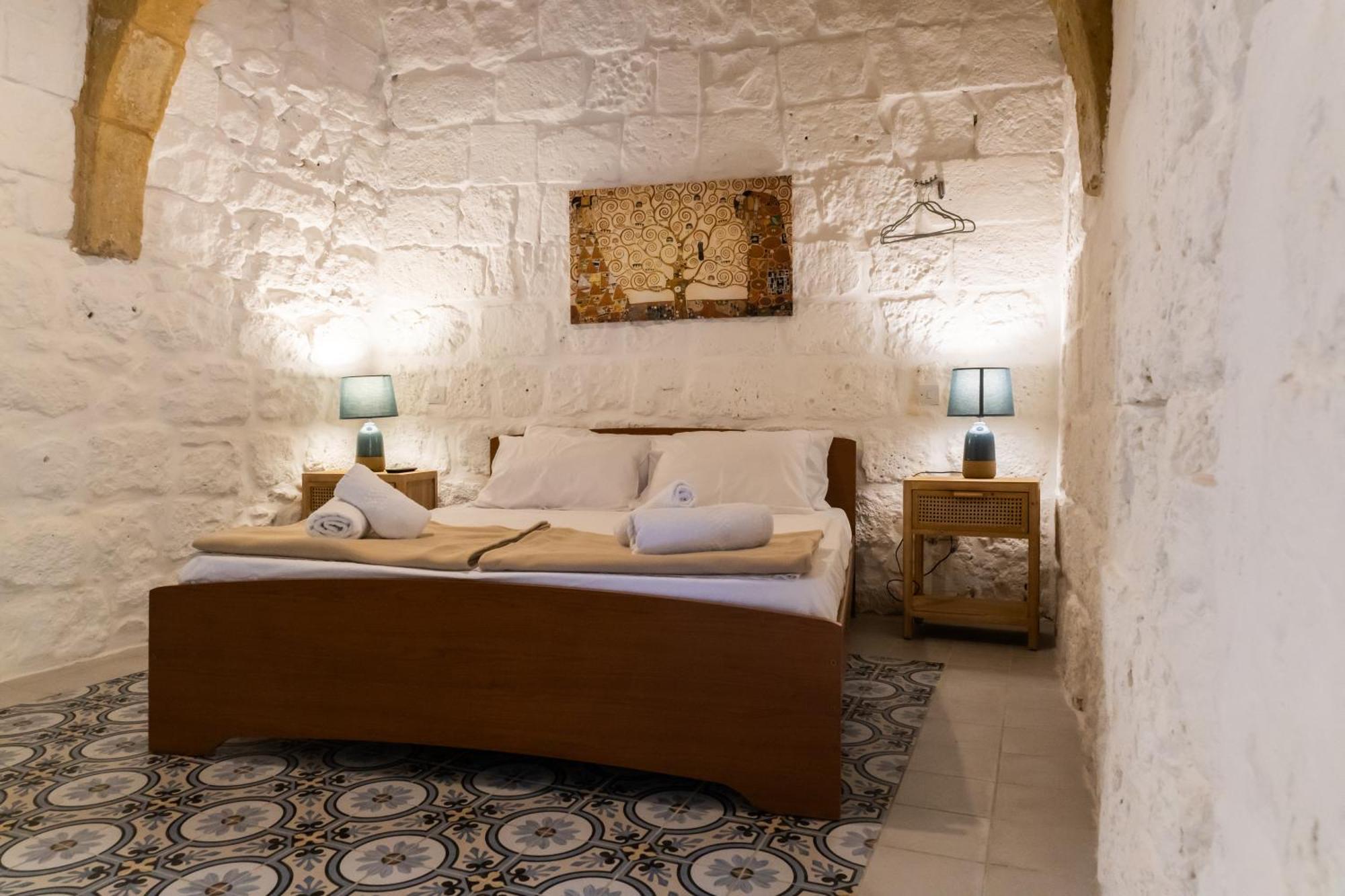 Historic Hideaways - 900 Year Old Converted Studios Victoria Exteriör bild