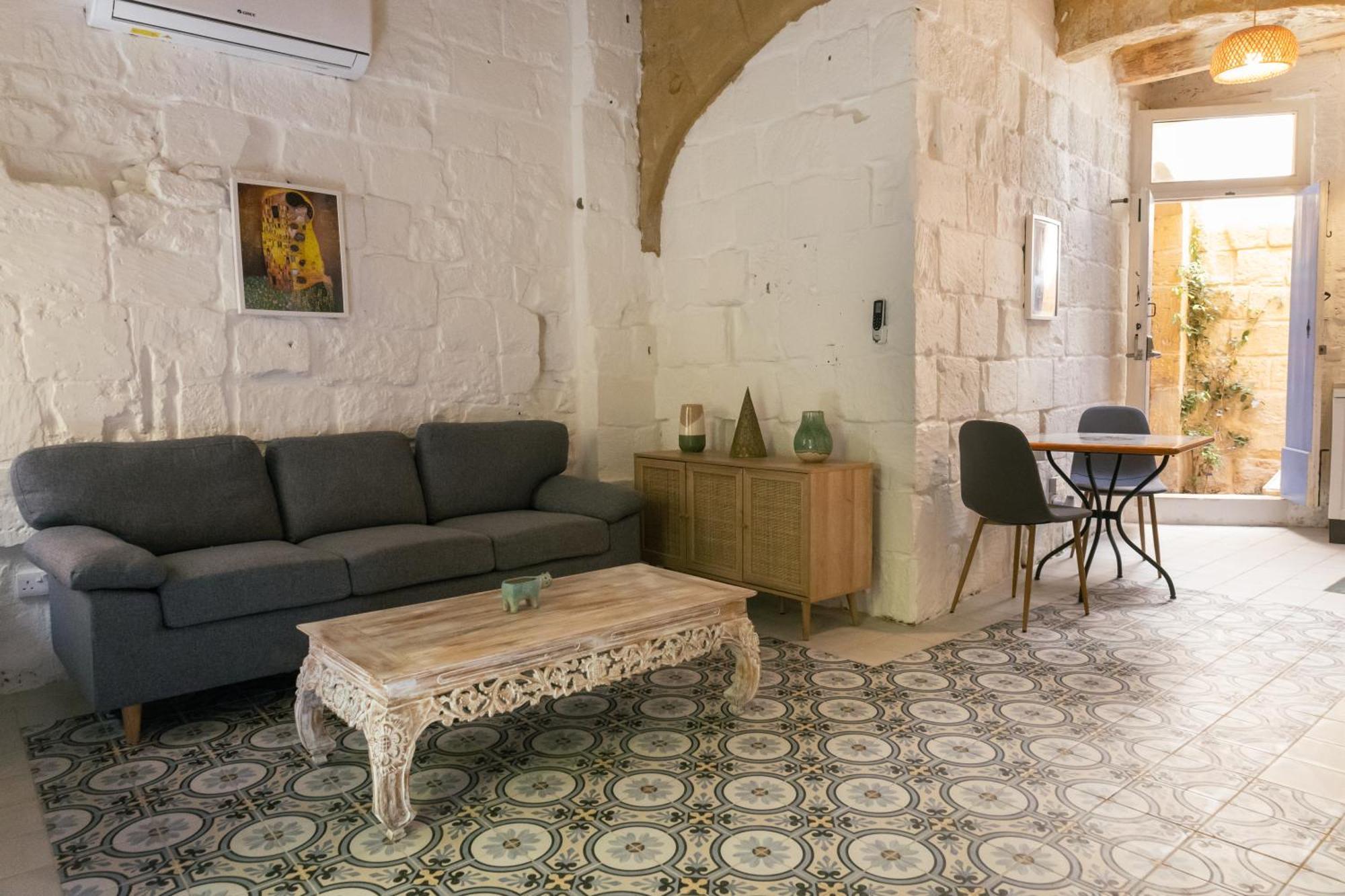 Historic Hideaways - 900 Year Old Converted Studios Victoria Exteriör bild