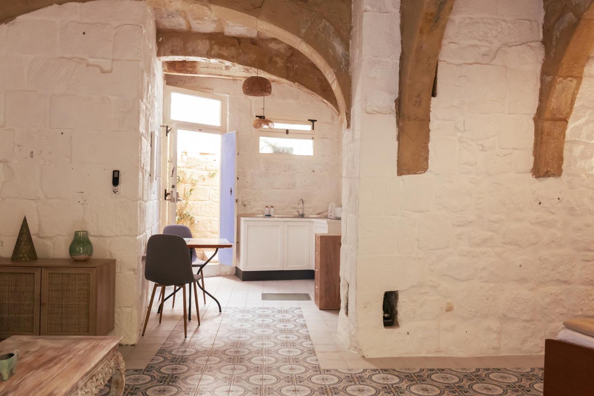 Historic Hideaways - 900 Year Old Converted Studios Victoria Exteriör bild