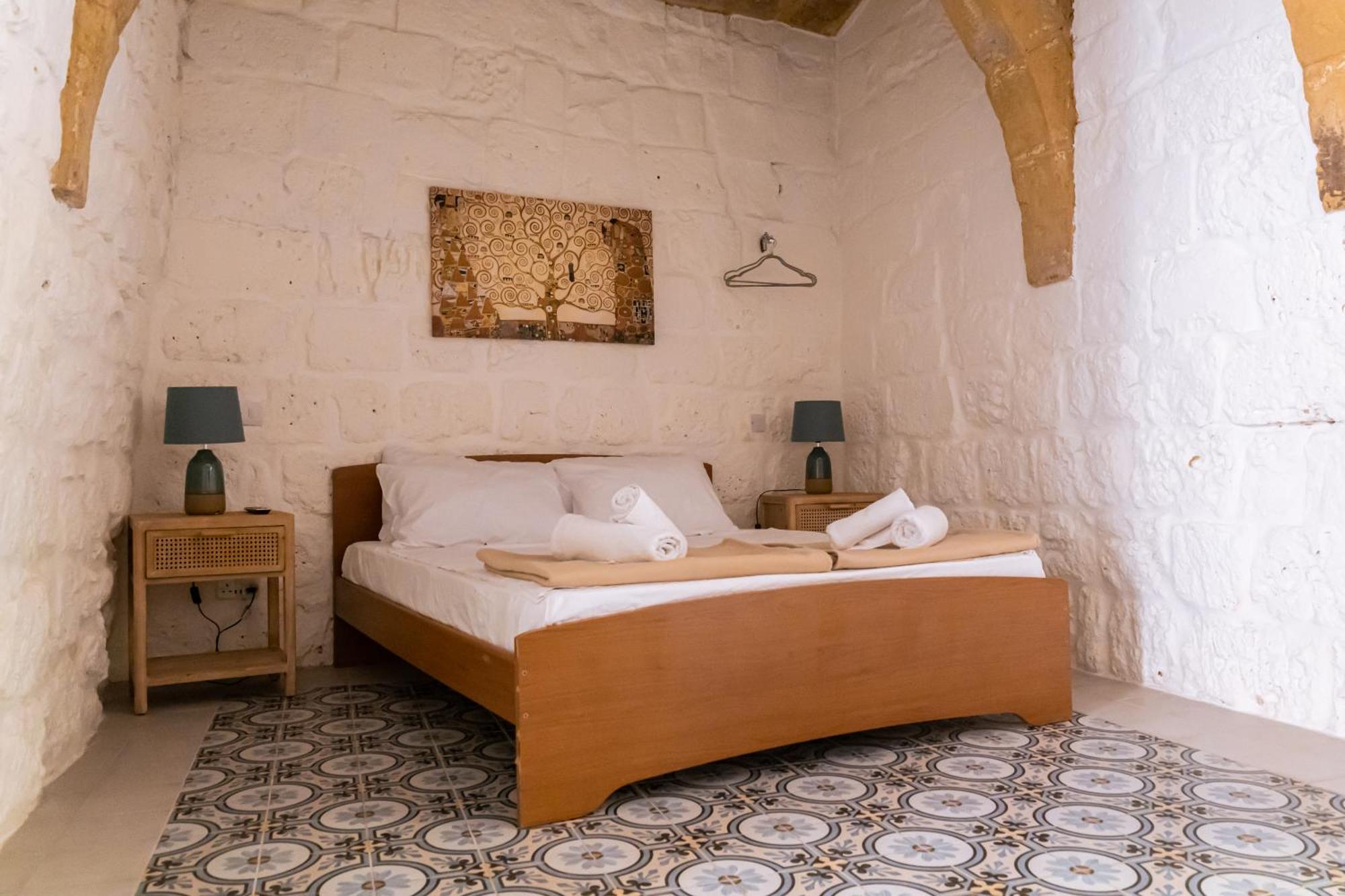 Historic Hideaways - 900 Year Old Converted Studios Victoria Exteriör bild