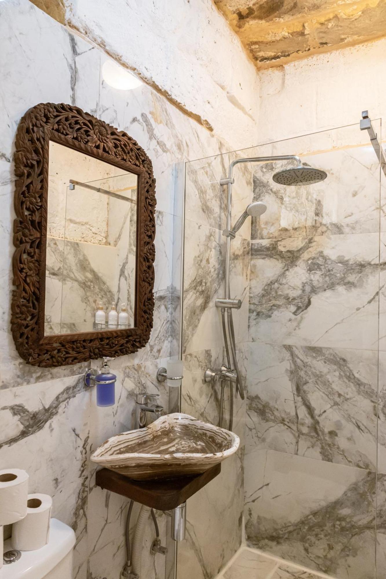 Historic Hideaways - 900 Year Old Converted Studios Victoria Exteriör bild