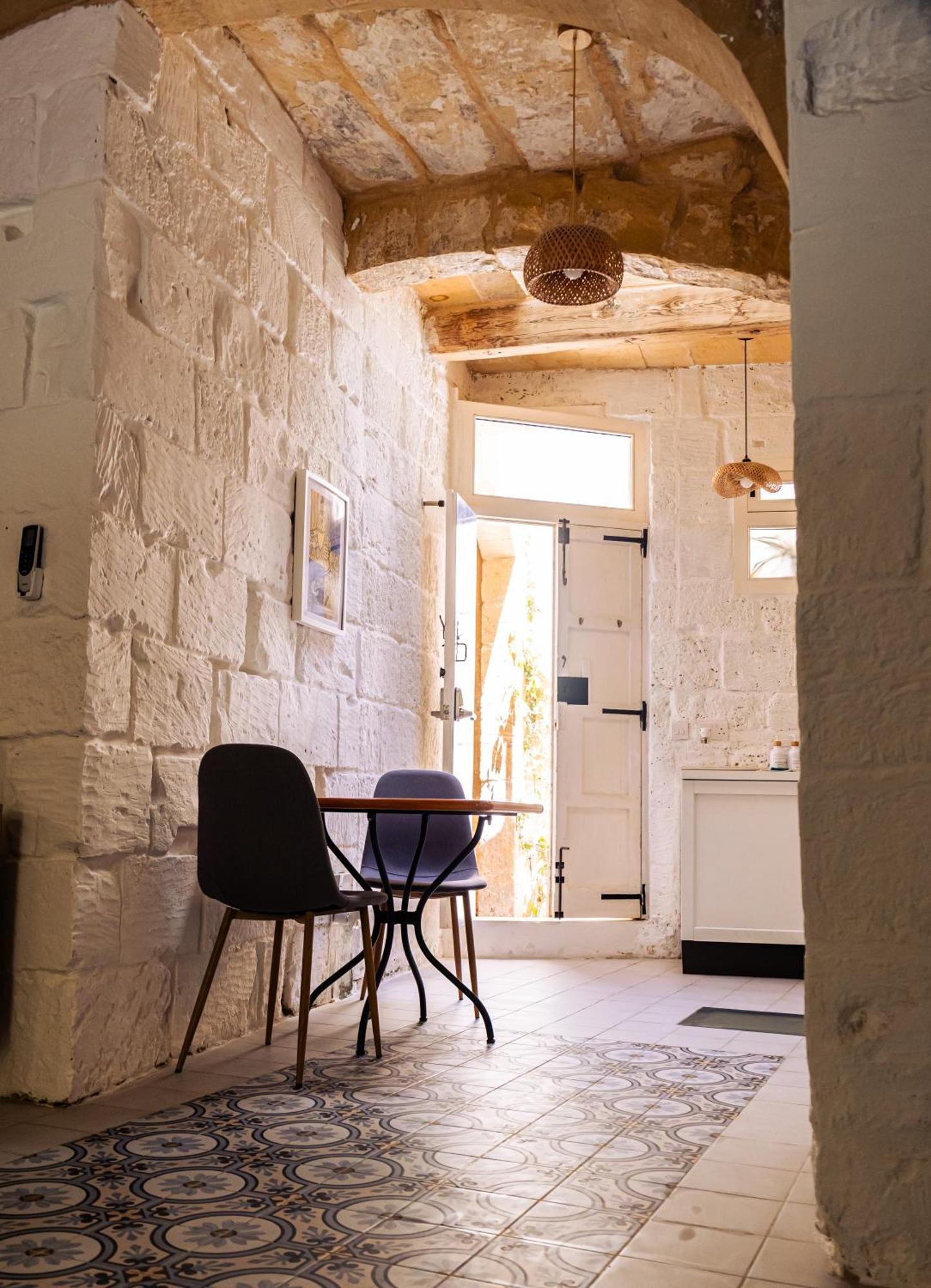 Historic Hideaways - 900 Year Old Converted Studios Victoria Exteriör bild