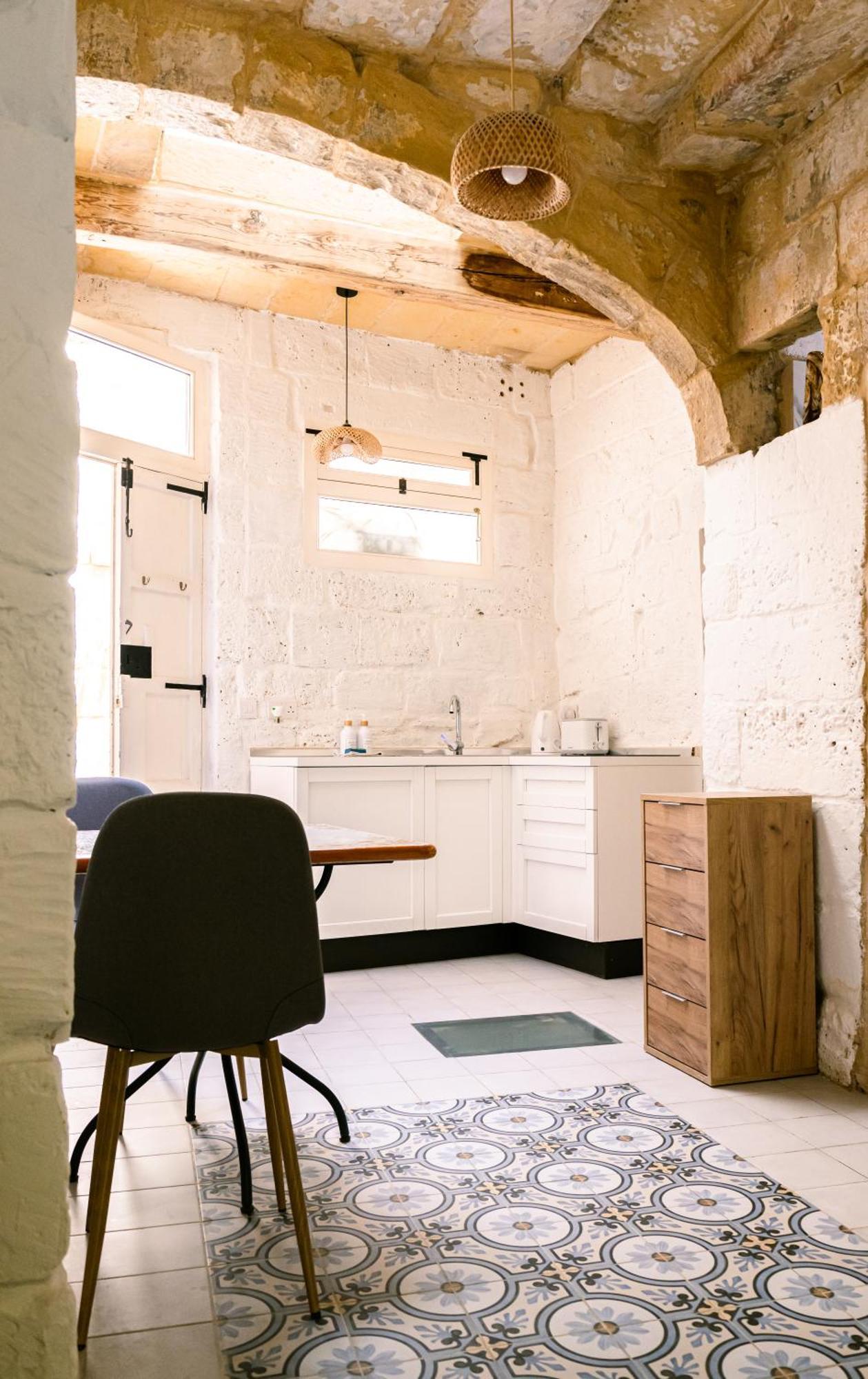 Historic Hideaways - 900 Year Old Converted Studios Victoria Exteriör bild