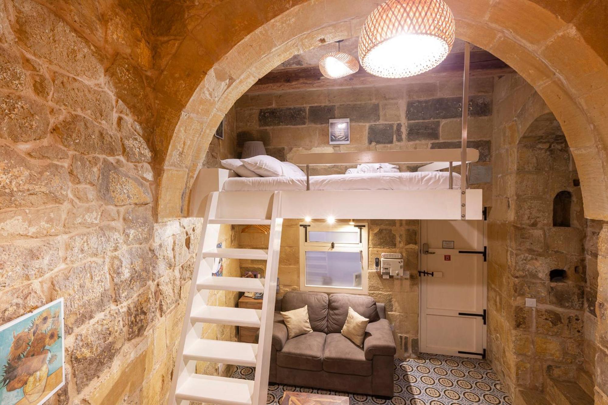 Historic Hideaways - 900 Year Old Converted Studios Victoria Exteriör bild